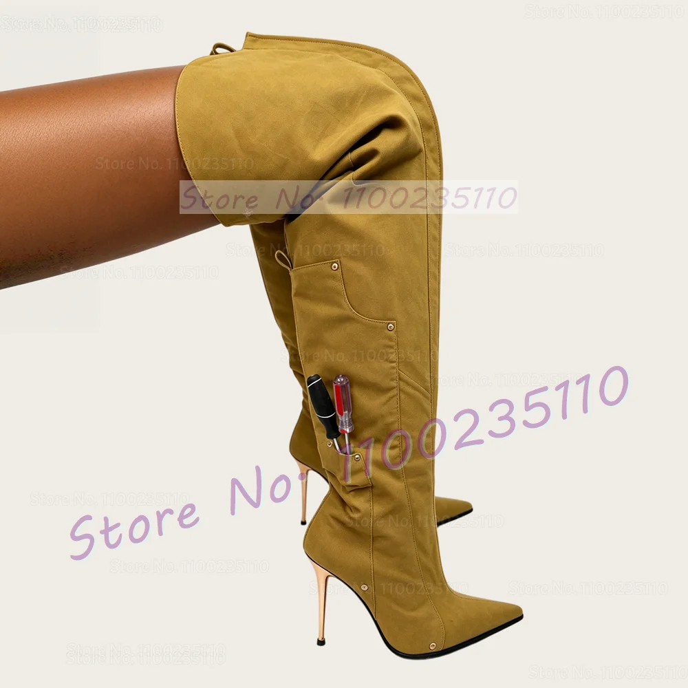 Botas por encima de la rodilla de lona de algodón color mostaza para mujer, diseño sexy con bolsillos, punta puntiaguda, estilo biker, con parches, ojales metálicos y tacones delgados.