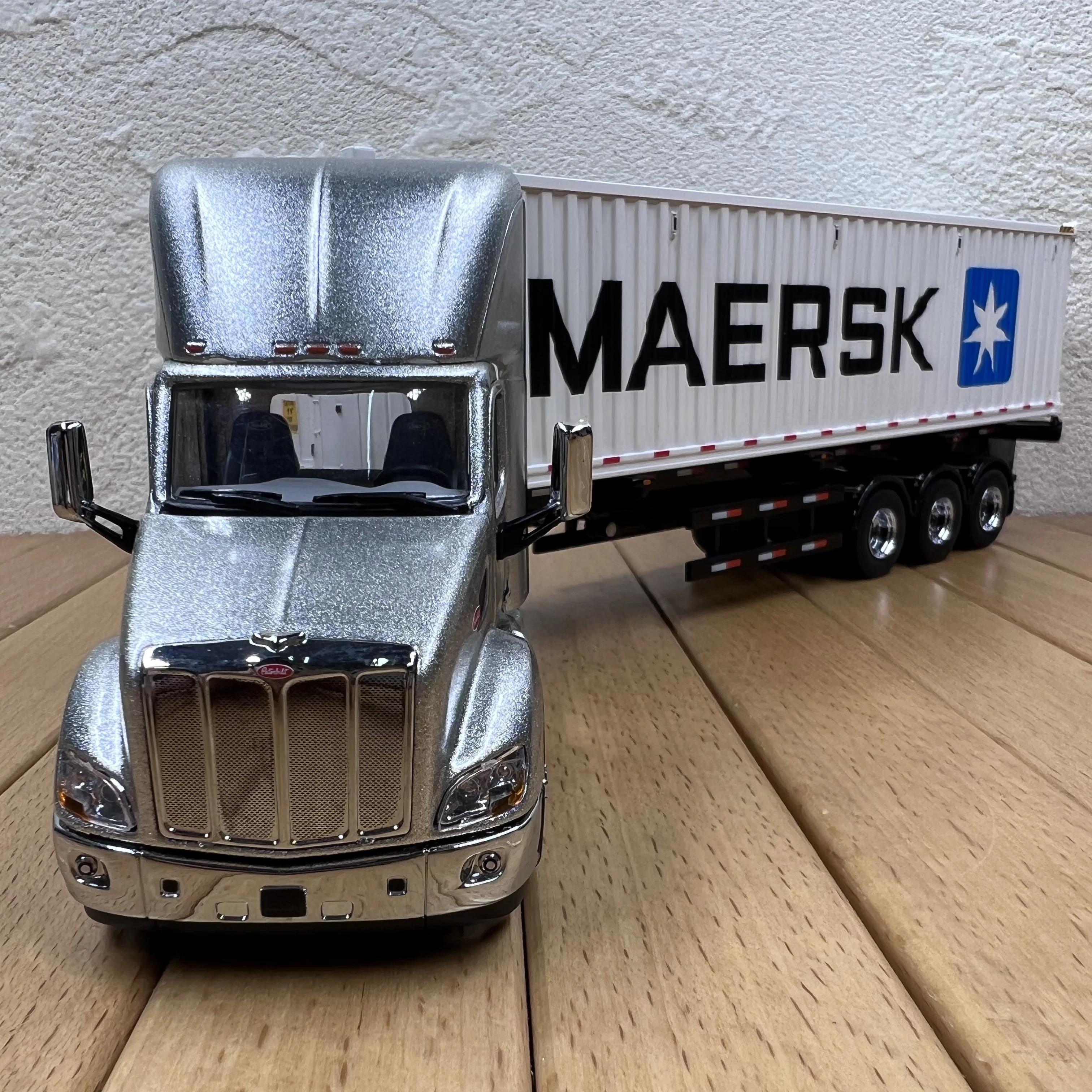 

Diecast 1:50 Scale Peterbilt 579 Truck Alloy Van Towed Car Model Collectible Toy Gift Souvenir Display Ornament