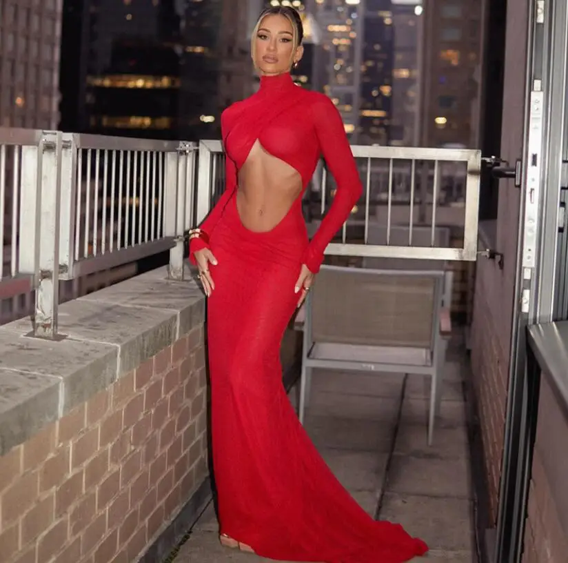 Un abito alla moda con collo alto, maniche lunghe, sexy, ritagliato, ombelico, dimagrante e aderente con uno stile europeo e americano