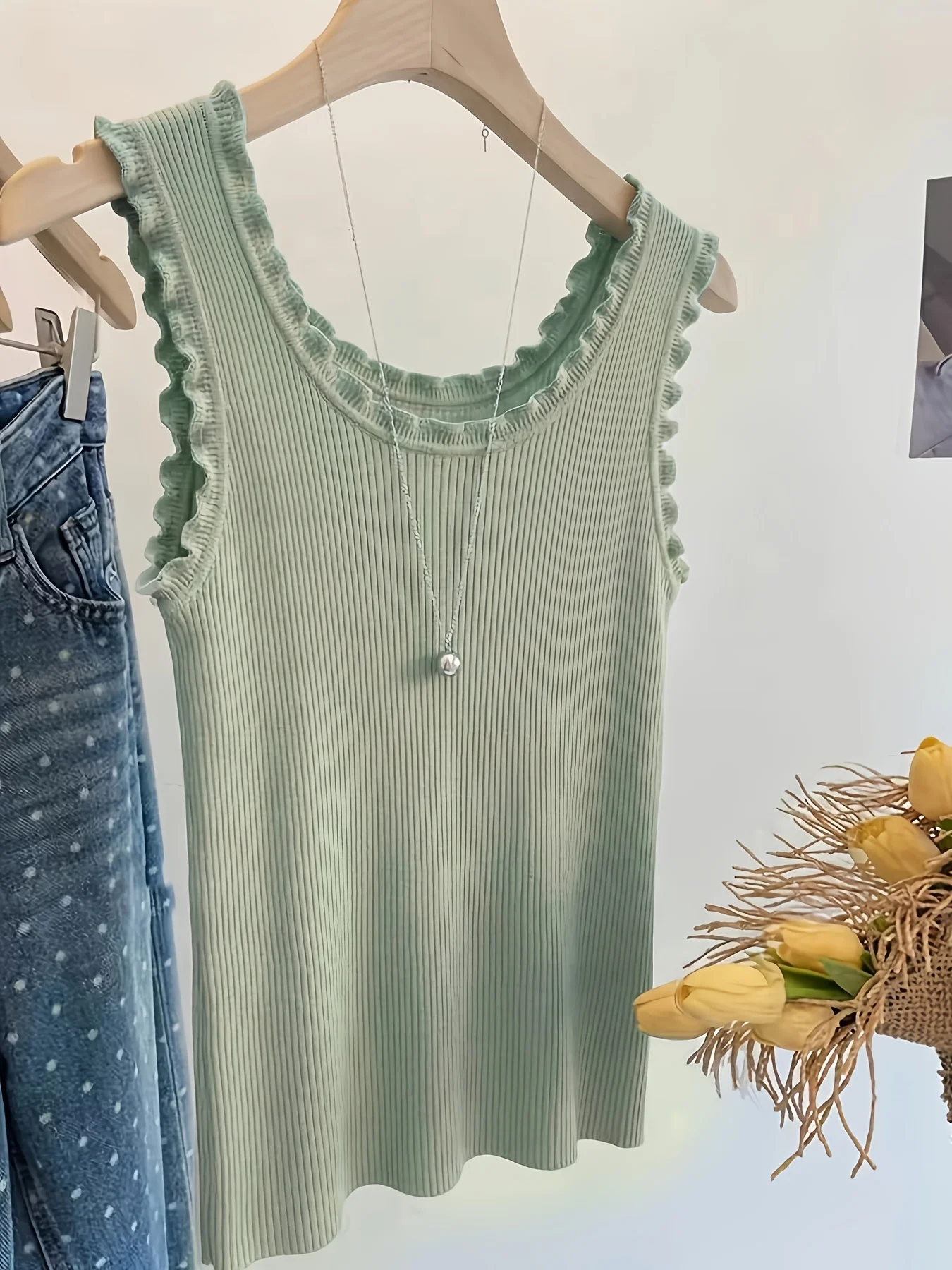 

Women's Sleeveless Lace Trim Ribbed Knit Tank Top Slim Fit Round Neck Cami Top Casual Elegant Basic Tops for Spring Summer