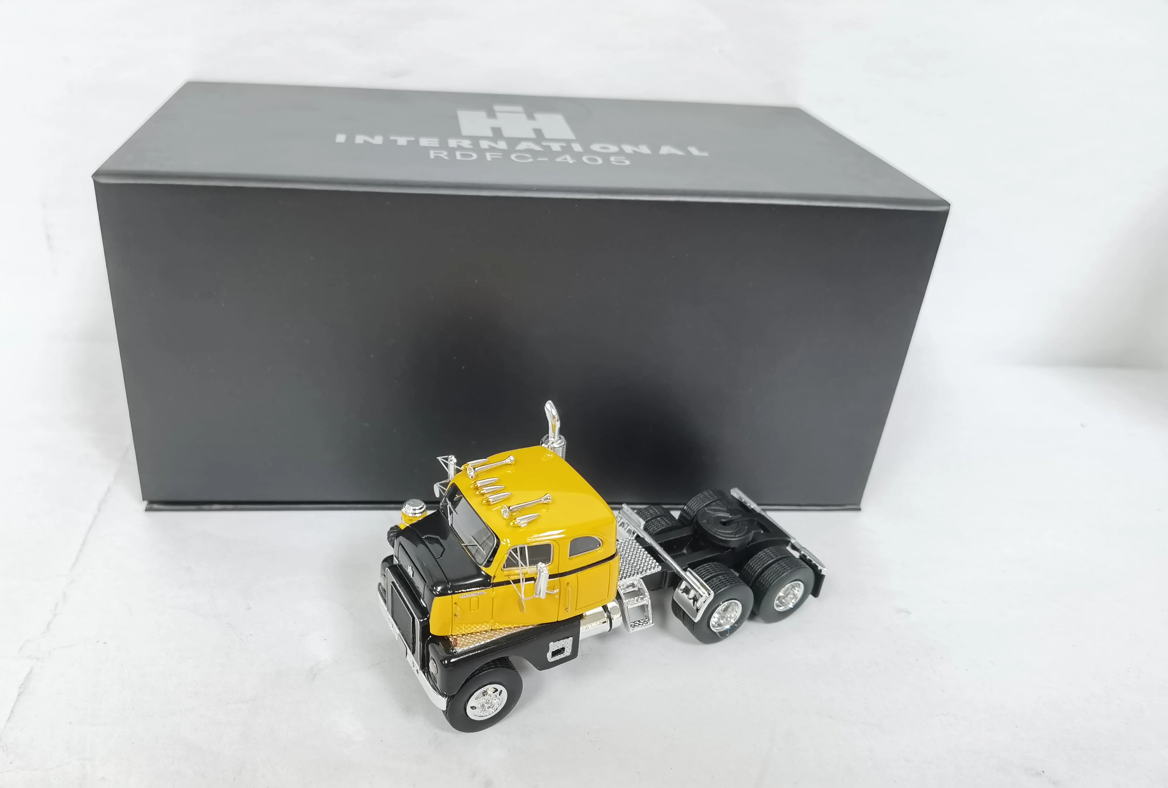 RARE-Gift CollectionTop Shelf 1/64 High Quality Resin International RDFC405 Tractor Yellow