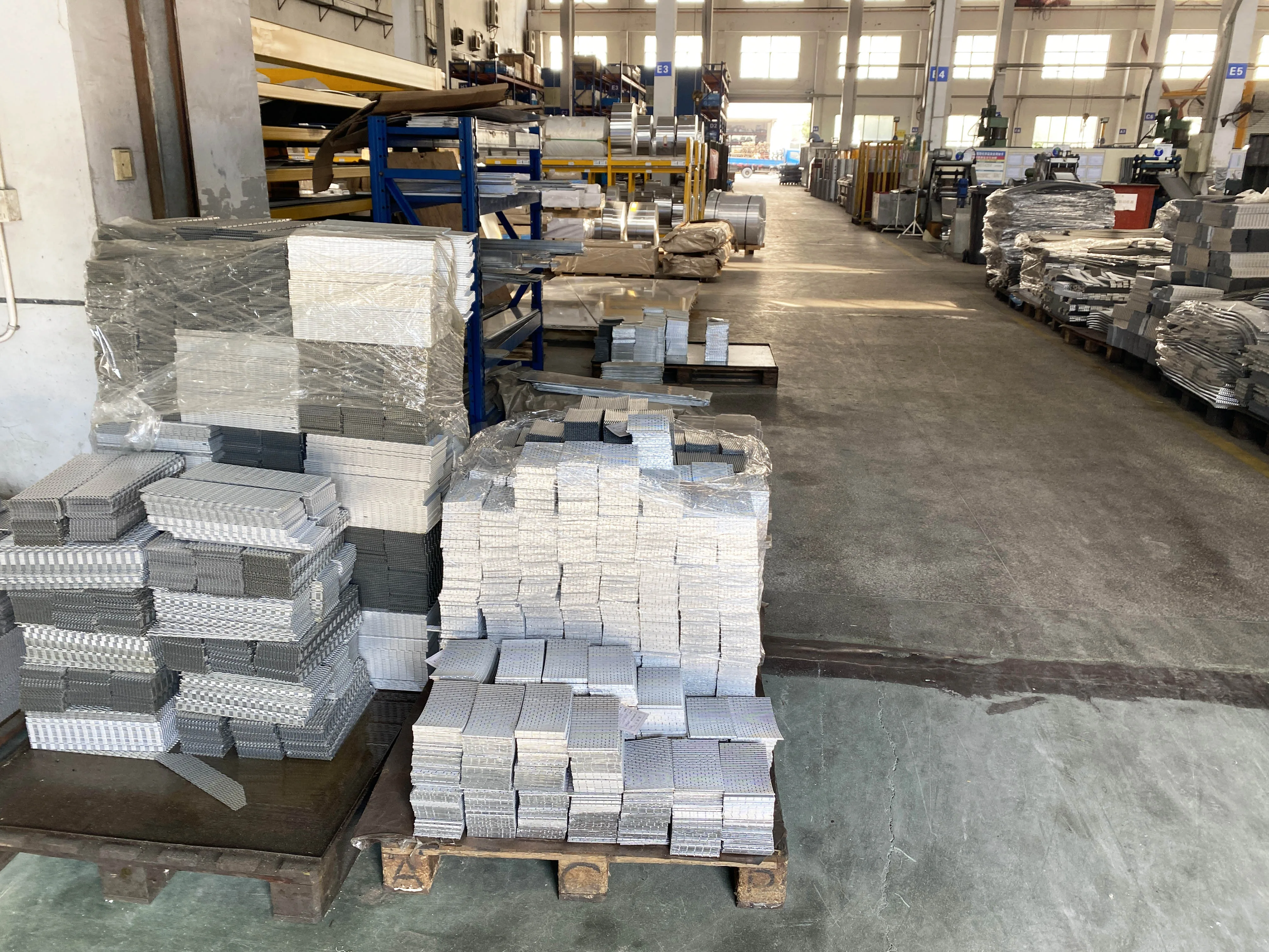 ماكينة ضغط تثقيب زعانف الألومنيوم عالية الدقة أوتوماتيكية بالكامل