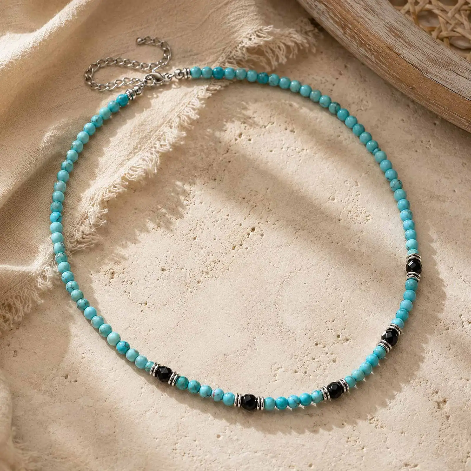 Neue Herren-Halskette im Bohème-Stil mit Türkisperlen, Lässiger Sommer-Choker aus Handgefertigten Rocailles-Perlen, Urlaubs-Schmuck für Männer – Detail 3