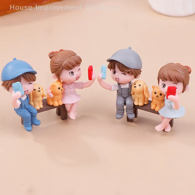 2 unids/par lindos amantes tomando Selfies en un taburete decoración de pasteles adorno de coche pareja figuritas artesanía en miniatura decoración de jardín de hadas