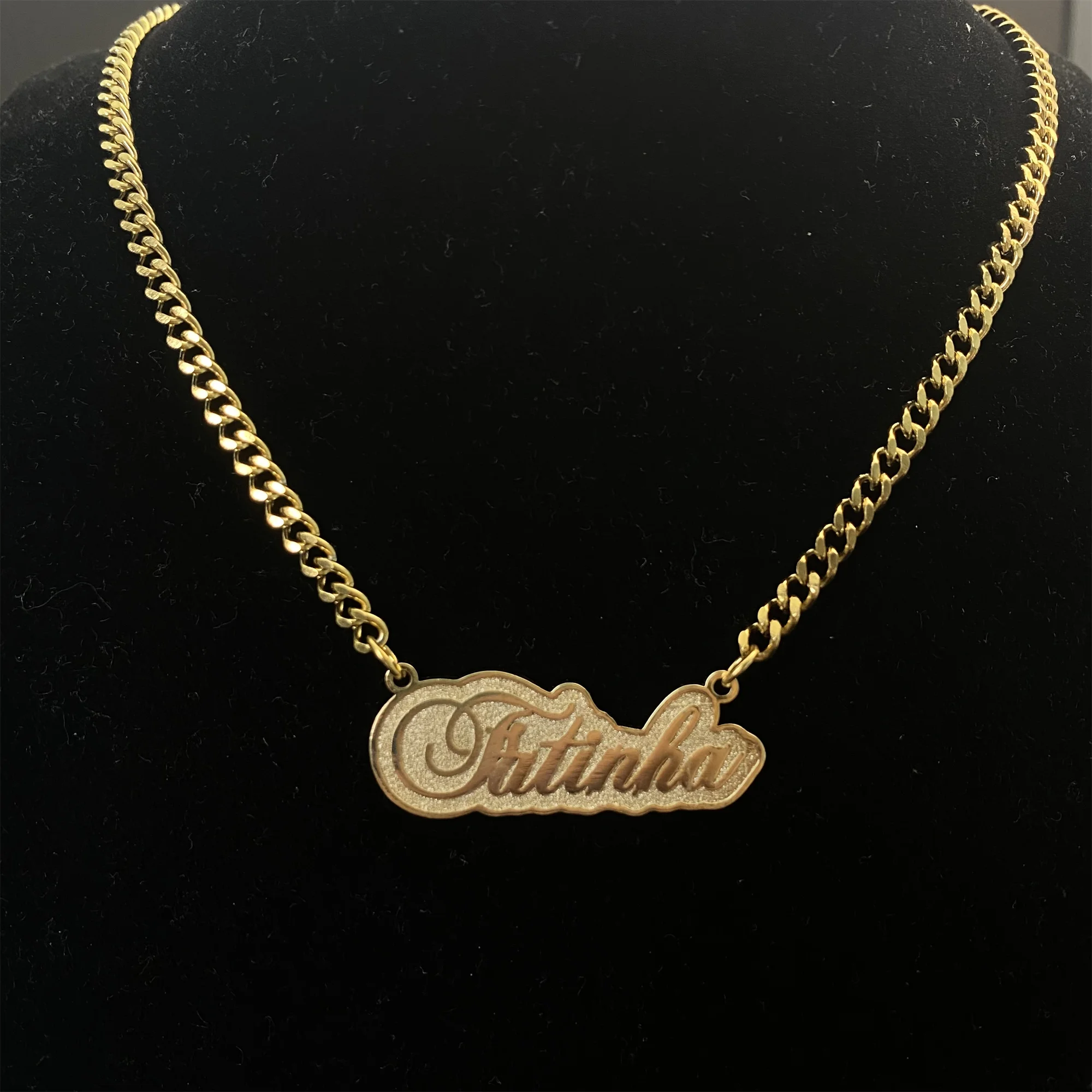 Collar con grabado de nombre personalizado para mujer y niña, cadena cubana, placa de identificación de acero inoxidable, colgante con letras