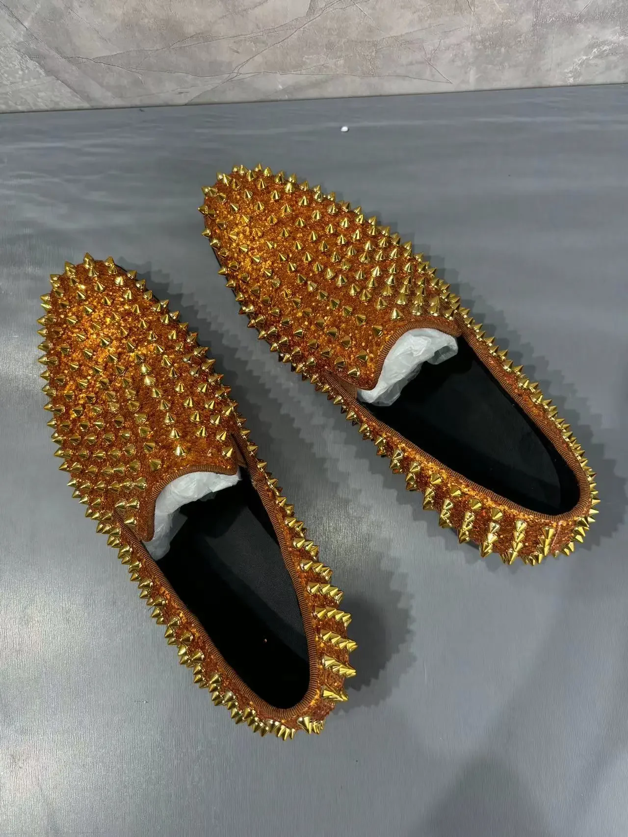 

Fashion Style Exaggeration Bizarre Chaussures Male Dressing Party Calzados Unique DE Full Rivets Golden Leather Mens Flat Shoes