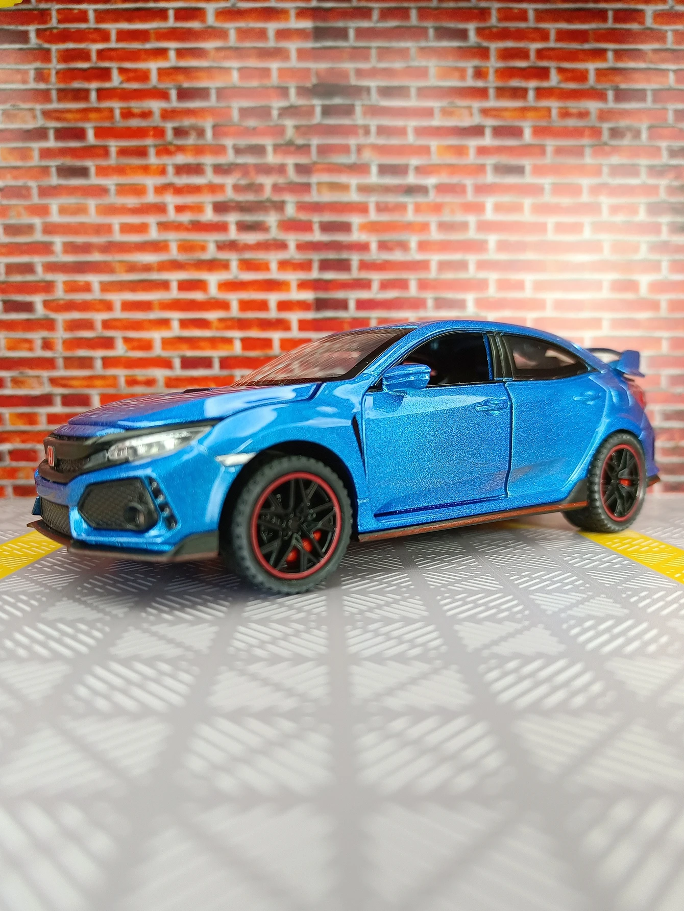 1:32 Simulation Honda Civic Type-R Alloy Car Model doors and the front hood and trunk door can also be opened