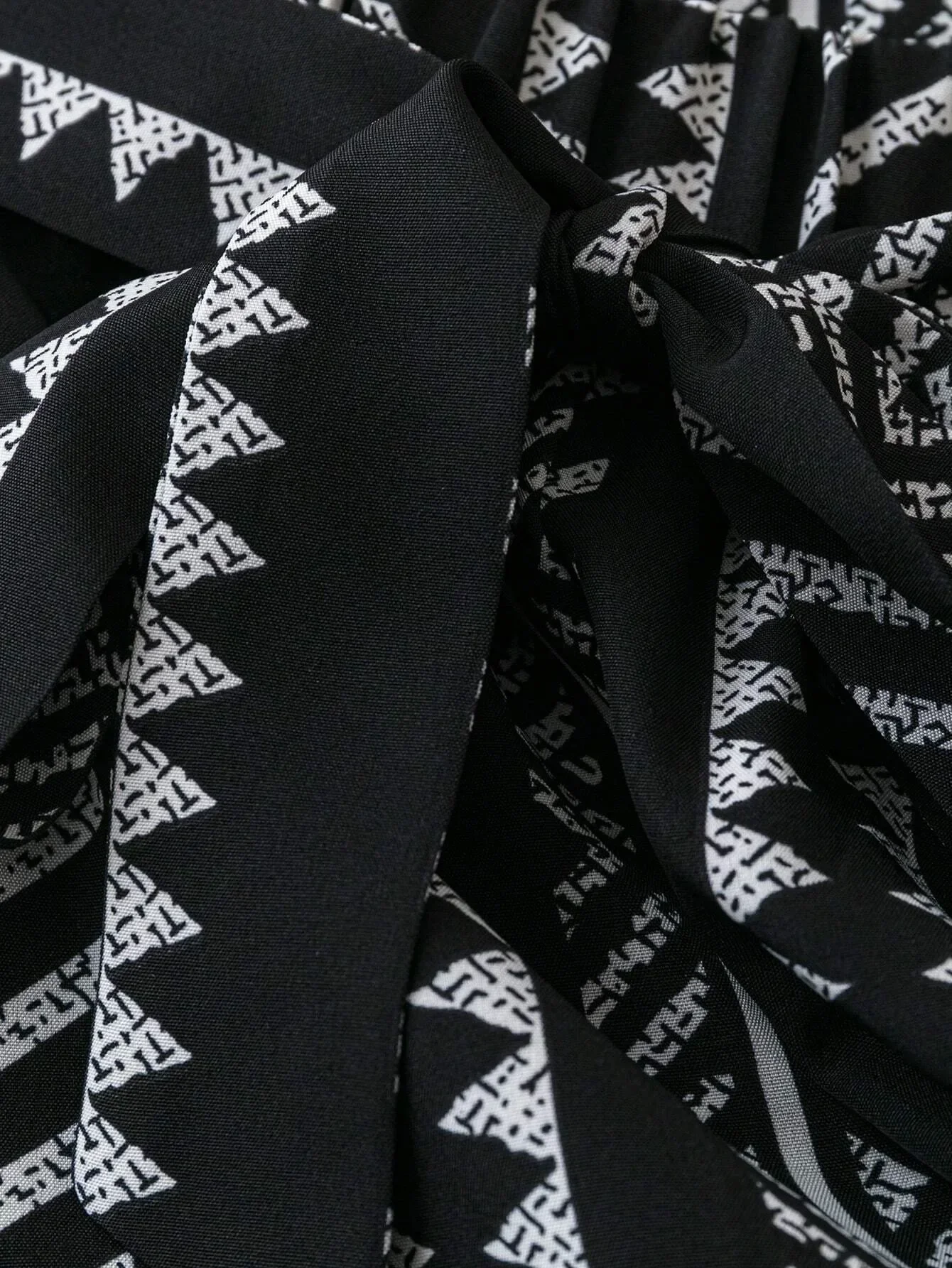 Eine weite, lange Damenhose im Bohème-Stil mit einem schlichten und modischen Muster, lockerer Passform und bequemem Stoff. – Detail 5