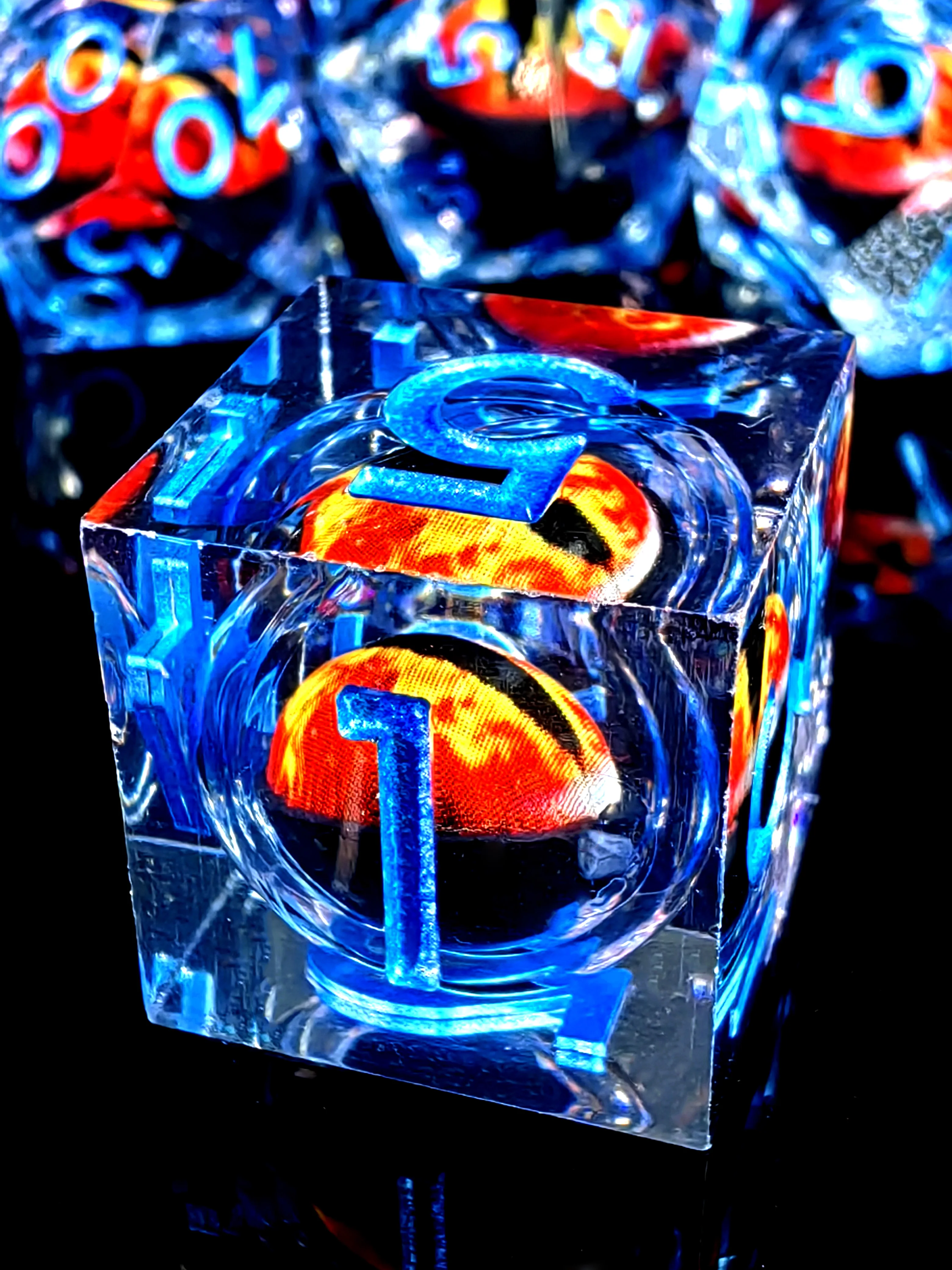 Set di dadi DnD - Dadi in resina da 7 pezzi con nucleo rotante Dragon Eye, scritte blu trasparenti per giochi da tavolo e giochi da tavolo