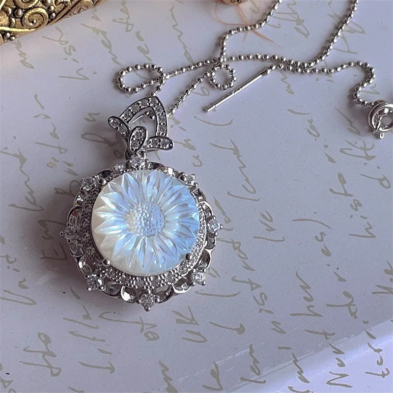 

s925Silver Inlaid White Mother-of-Pearl Daisy Cameo Pendant Vintage Style