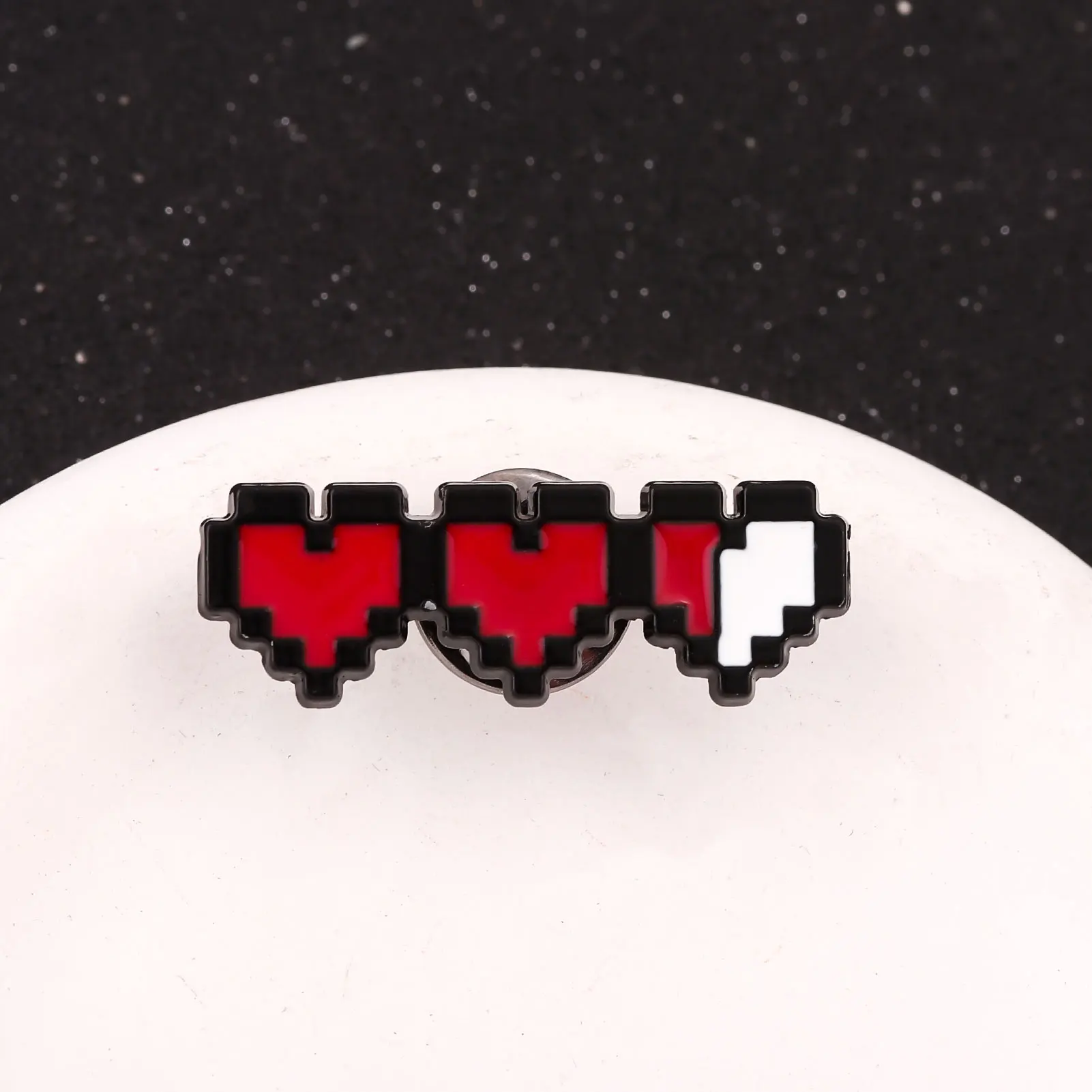 Red Love Heart Enamel Pins for Women Men Lapel Pin Bag Hat Brooches for Backpack Badges Jewelry Couple Brooch Accessories Gifts