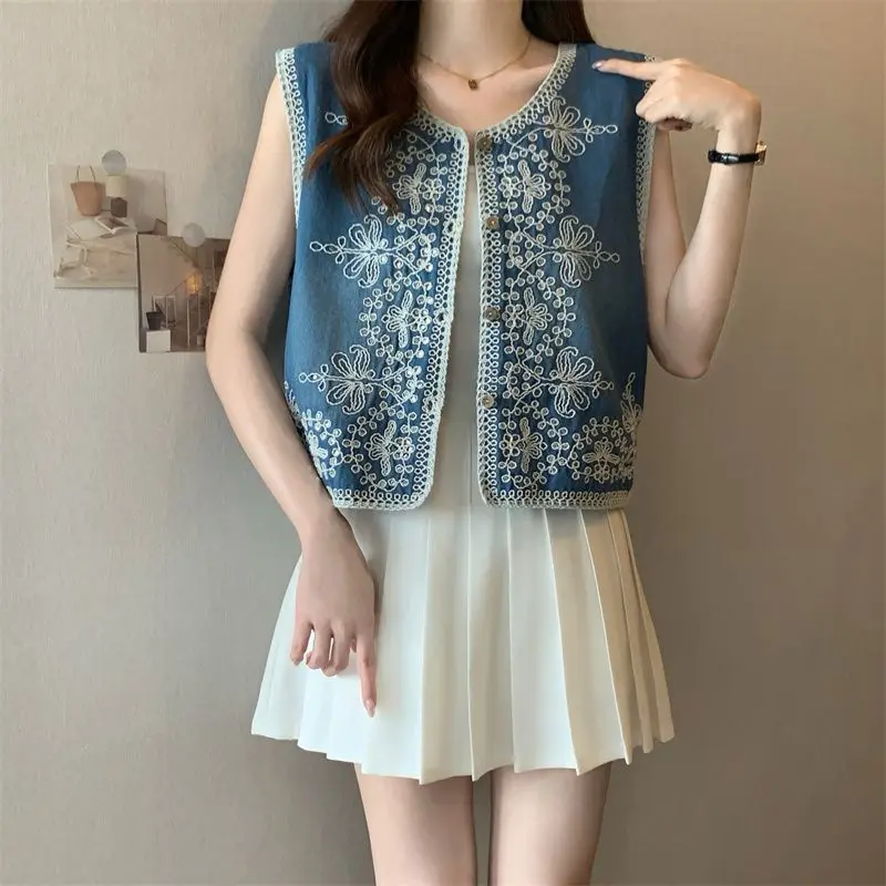 

2026 New Arrival Embroidered Denim Vest Women's Retro Artistic Button Decorated Sleeveless Casual Fashion Top