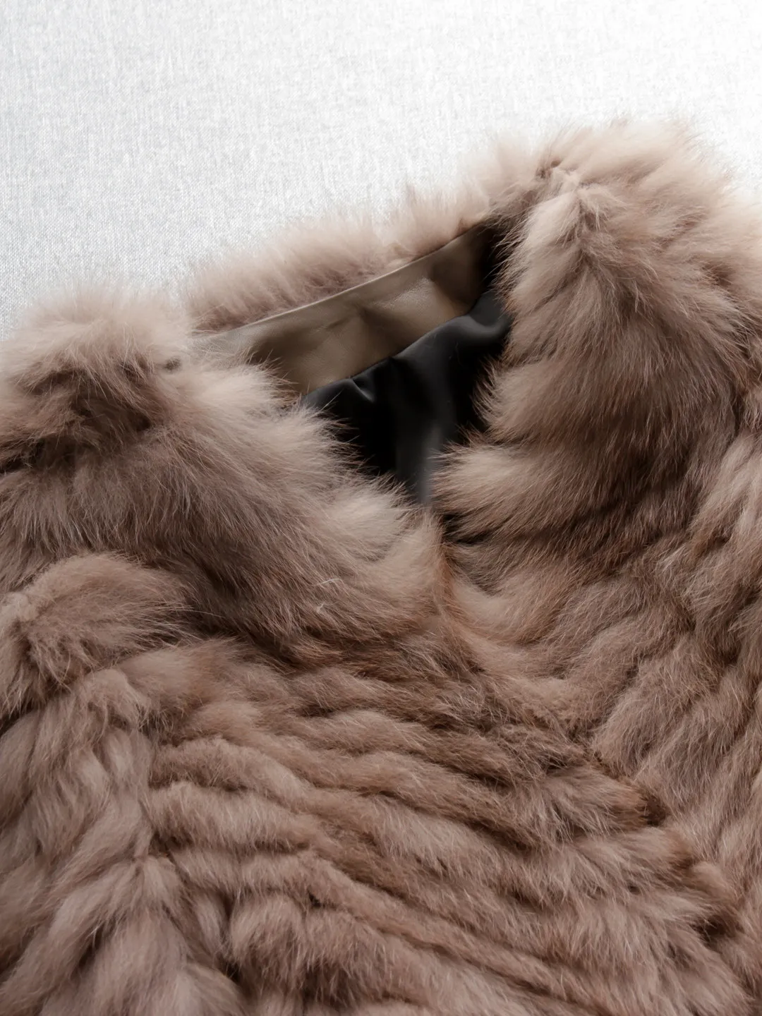 Krótka kurtka z futra lisa importowanego w 2025 roku, dekolt w serek, efekt rozmazanego sobola, szerokie rękawy, płaszcz z futra lisa w paski.