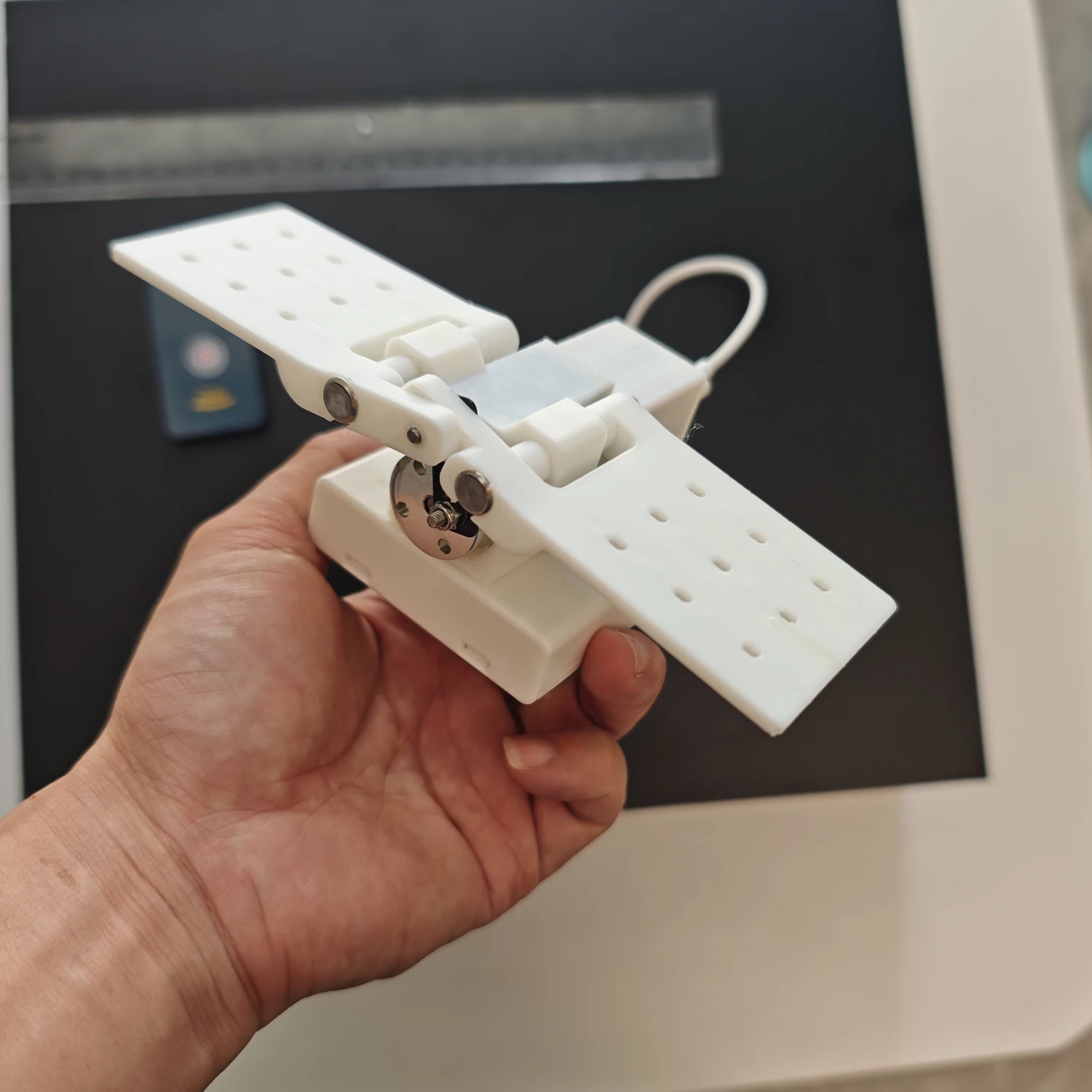 

Butterfly automatic opening and closing device, bearing 1kg, electric large wings butterfly device will move flapping wings DIY