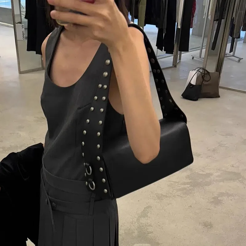 

Rivet bag 2026 new Korean ins niche personality retro single shoulder crossbody armpit bag black commuting bag