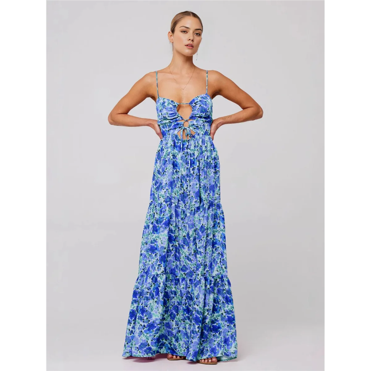 Sukienka maxi damska ABRT - letnia, kwiatowa, na ramiączkach spaghetti, z wycięciami, wiązana z przodu, zwiewna, marszczona, w stylu bohemy.