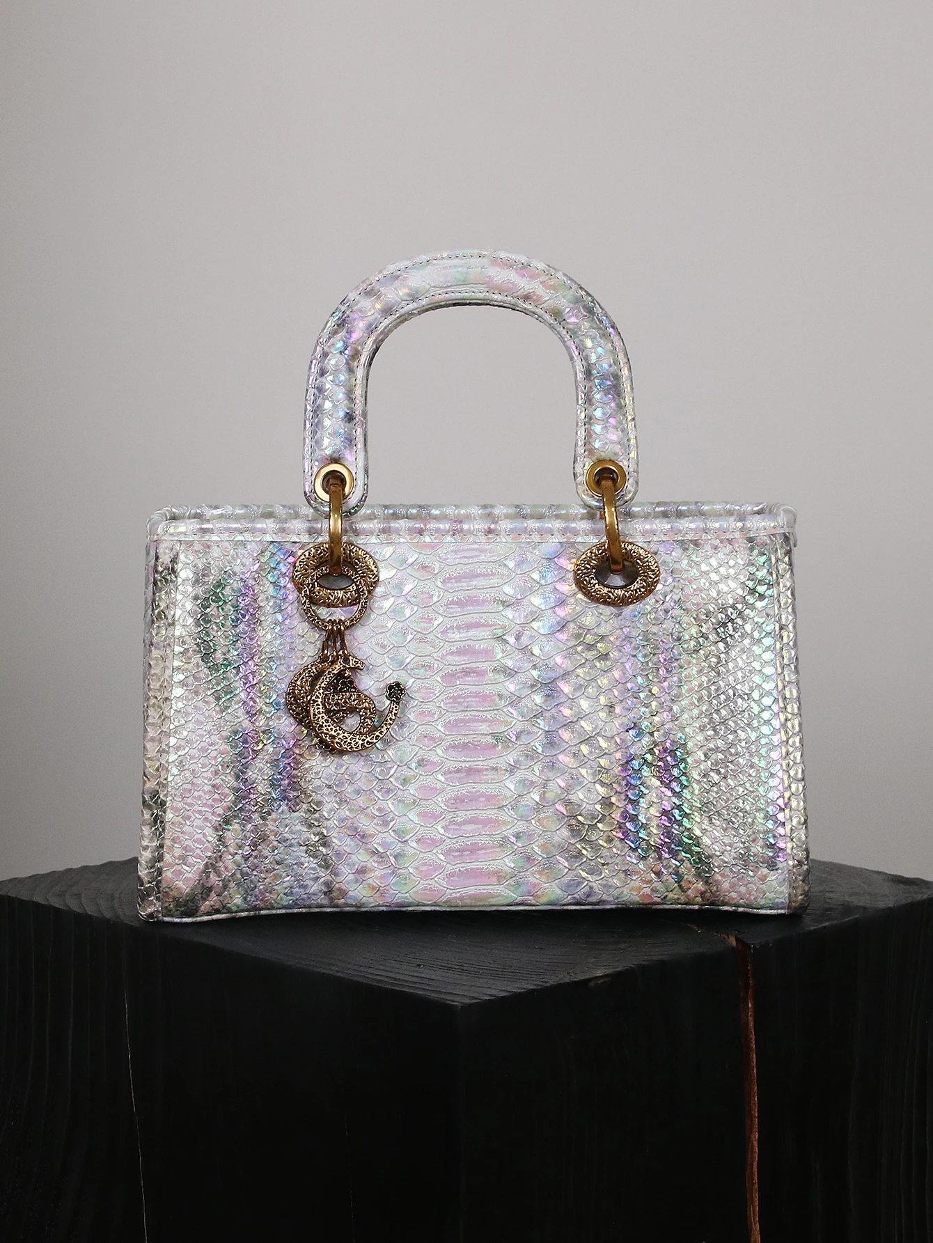 

High-grade luxury ladies handbag 2026 fashion new snakeskin magic color gradient niche with one shoulder diagonal handbag high-e