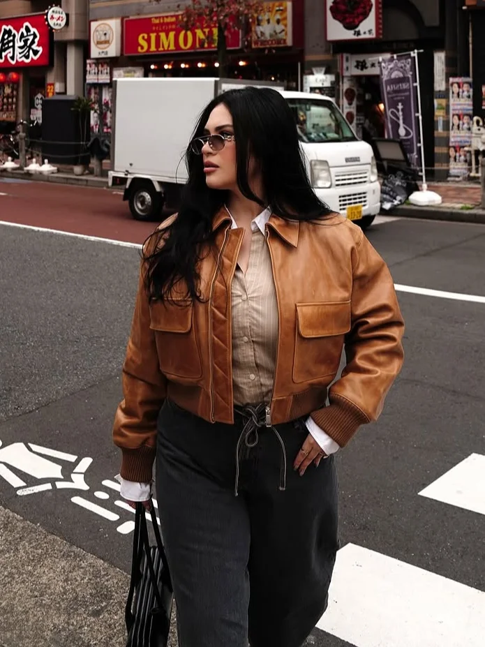 

Шикарная короткая кожаная куртка с лацканами, женская мода, укороченные куртки с длинными рукавами и карманами на молнии, 2025 г., женская уличная однотонная верхняя одежда