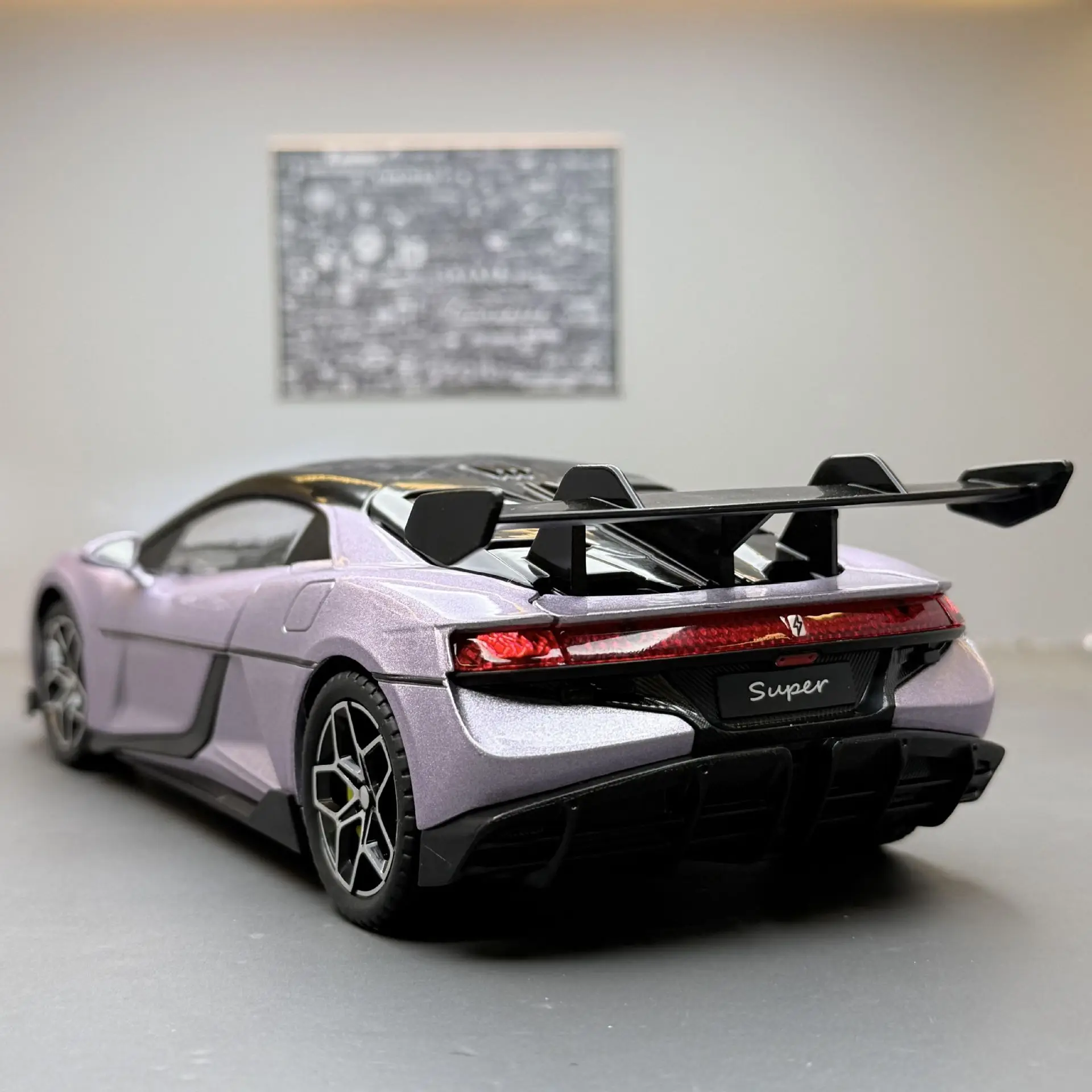 CHEZHI 1:24 U9 Xtreme sports car sound and light pull back children's toy car model ornament Diecast Alloy Car Model