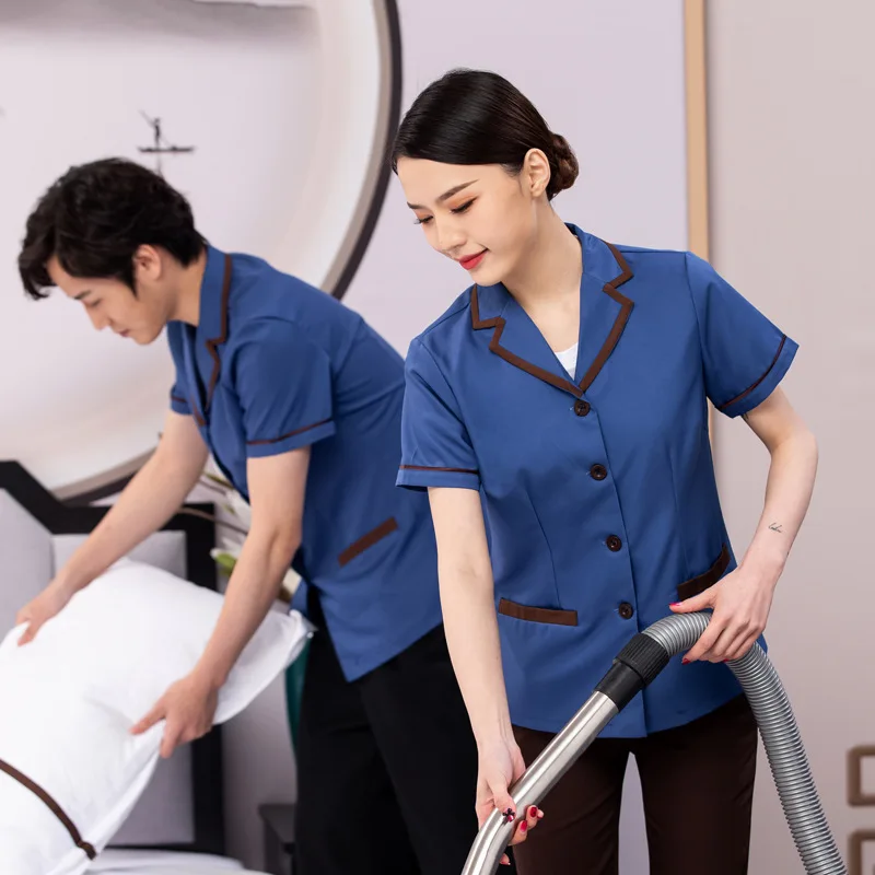 

Короткие рабочие костюмы для персонала гостиниц и гостевых домов, уборщиков полов и для летней работы.