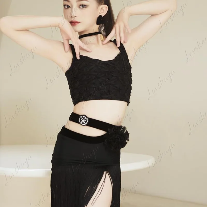 Ein bequemes Kleidungsset zum Üben und Aufführen von lateinamerikanischen Tanz, mit weißen dreidimensionalen High-End-Blumen.