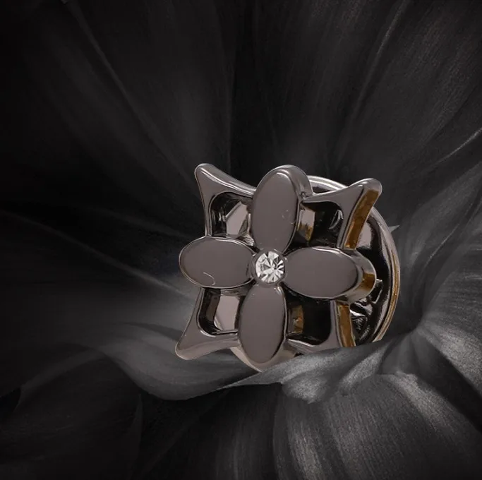 

Прямые поставки металлических цветочных брошей, украшений, универсальных мужских рубашек, костюмов, платьев, курток, брошей.