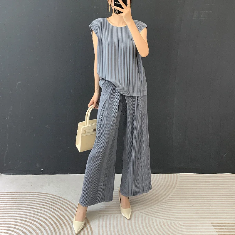 Miyake Folds 2026 Traje de moda de primavera y verano Camiseta sin mangas holgada con parte inferior + Pantalones rectos informales de pierna ancha Dos piezas