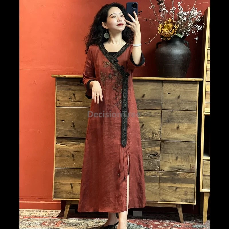 

2025 изысканный халат с вышивкой в этническом стиле, v-образный вырез, пряжка в виде диска, темпераментное ретро-китайское Ципао, женское литературное художественное платье