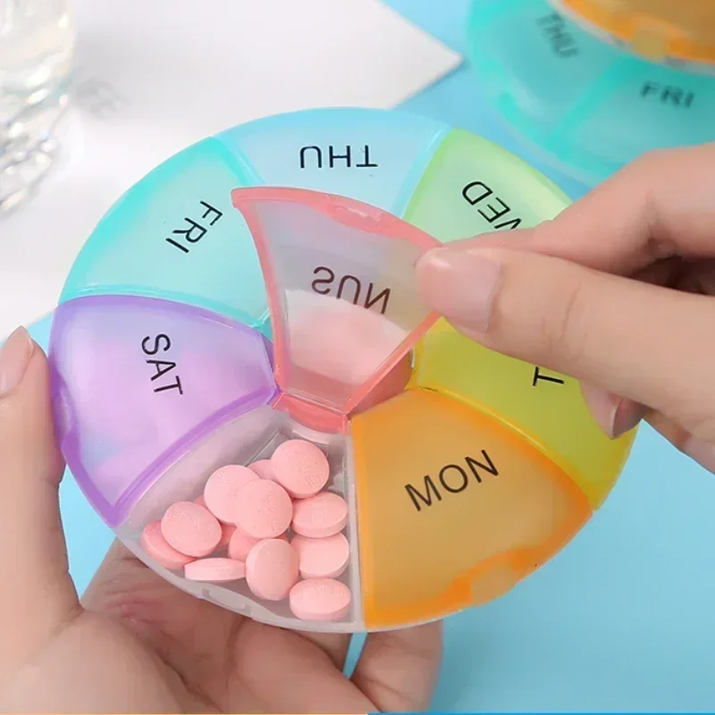 Wöchentliche tragbare Pillen-Medizinbox für Medikamente, 5 Farben, Tablet-Aufbewahrung, Organizer, feuchtigkeitsbeständig, 7 Tage Pillendose, unabhängiges Gitter