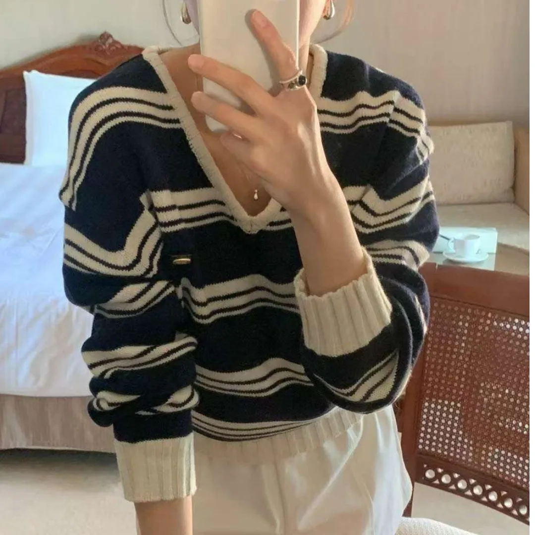 كنزة نسائية عصرية لخريف 2025، قميص محبوك متعدد الألوان بياقة على شكل V، مصنوع من ألياف البوليستر 00%