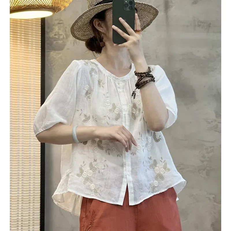 Csa Fena Casual de Linho Fino com Bordado Artístico, Gola Redonda, Botão Único, Manga Cinco e Caimento Solto – Nova Co...