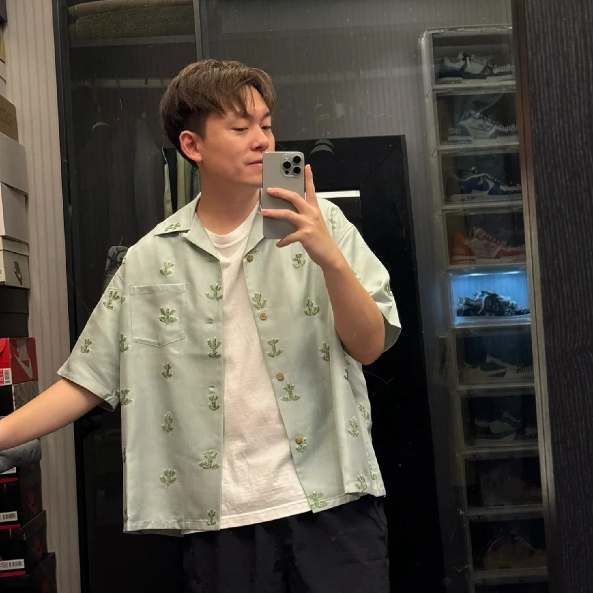 

2026 VISVIM 24AW CROSBY SHIRT S/S — шелковая рубашка с вышивкой в виде сосны, с коротким рукавом