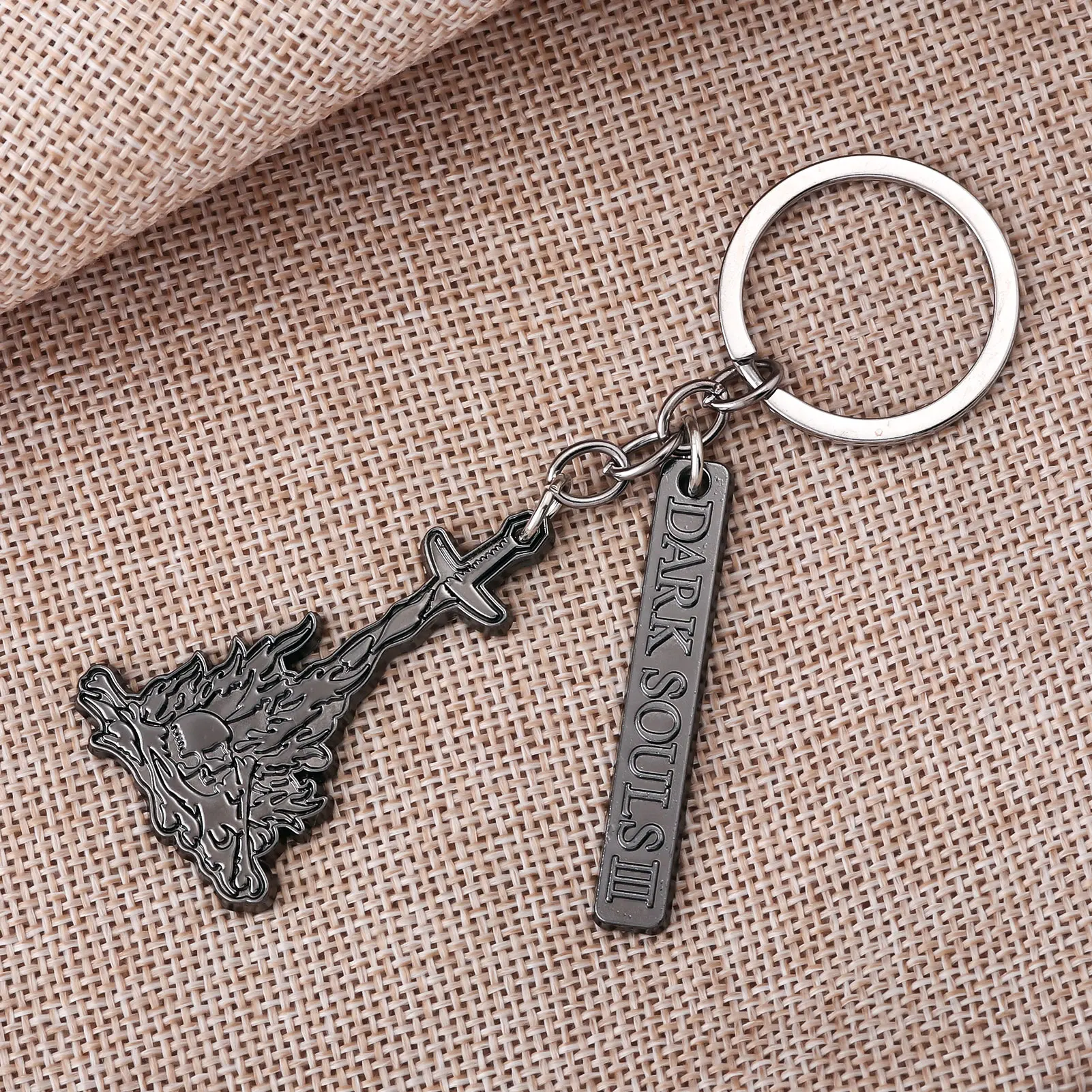 LLavero de juego Dark Souls, escudo negro, escudo de espada, colgante de aleación, dijes para bolso para hombres y mujeres, bolso para fanáticos, accesorios para llaveros de coche, regalos