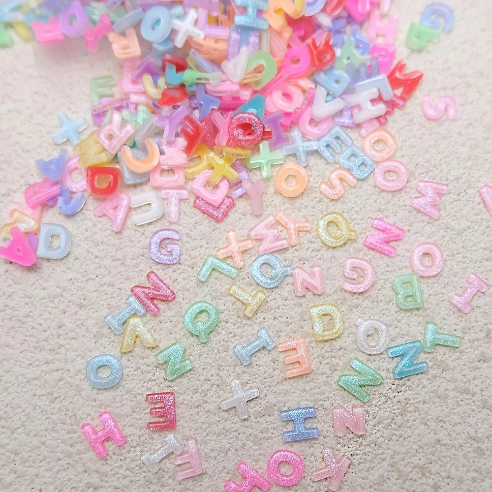 100 pezzi di ciondoli per nail art con lettere miste, colore caramella, con strass per unghie in resina glitterata, alfabeto con retro piatto Kawaii, forniture artigianali fai da te