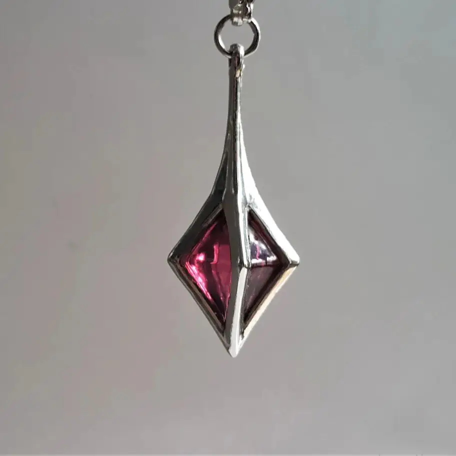 Game Valorant Necklace Exquisite Fashion Purple Pink Crystal Pendant Jewelry for Gamer Cosplay Party Gift