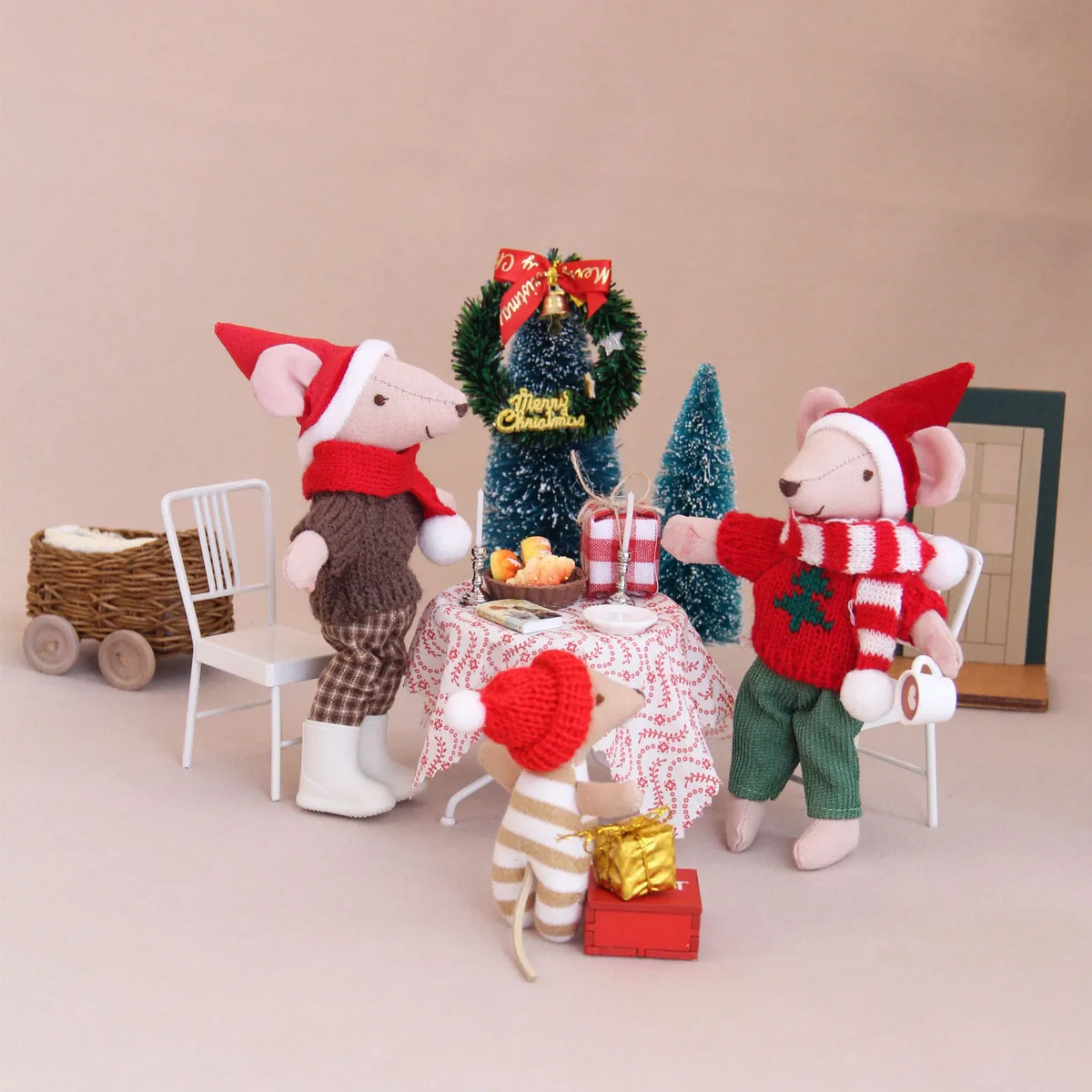 Zabawka domek dla lalek H-15 cm Świąteczna myszka z wymiennymi strojami, odpowiednia do dekoracji domek dla lalek Bjd Ob11