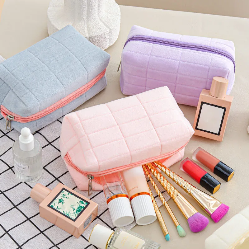 Cute Fur Makeup Bag for Women Travel Make Up Toiletry Bag Washing Pouch Plush Pen Pouch Zipper Large Solid Color Cosmetic Bag