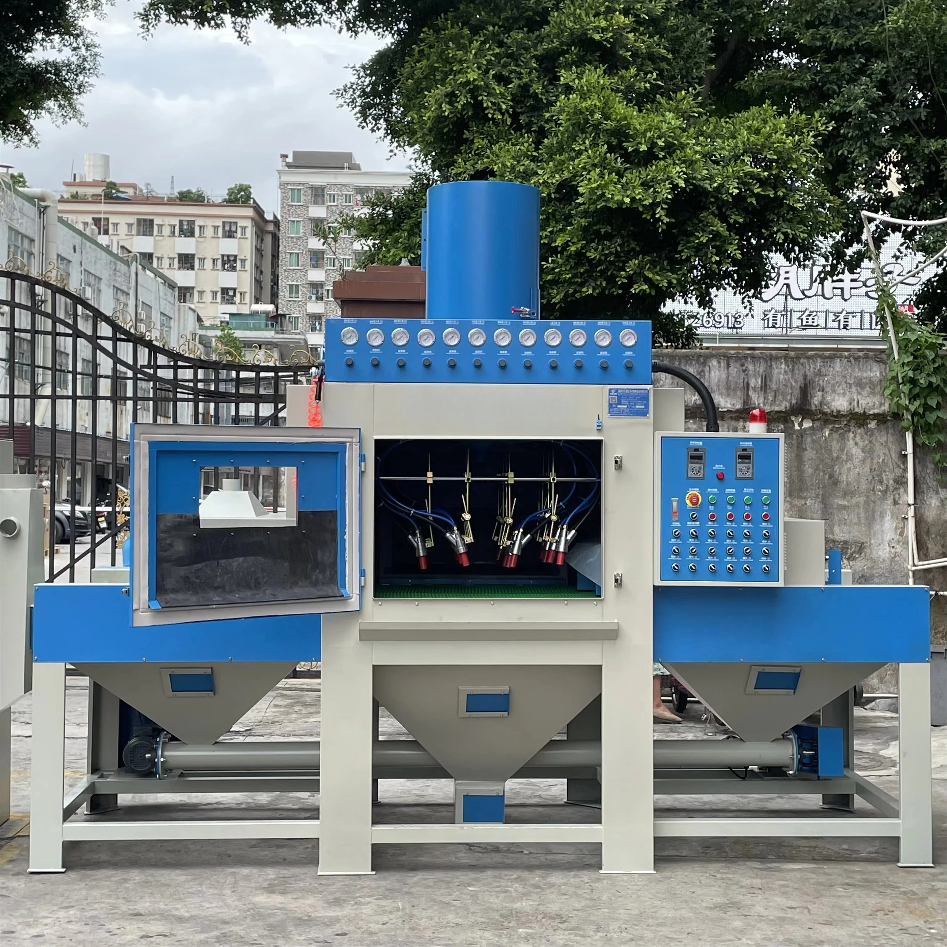 Conveying Type Automatic Sandblasting Machine  Dustless Sandblasting Machine Customized