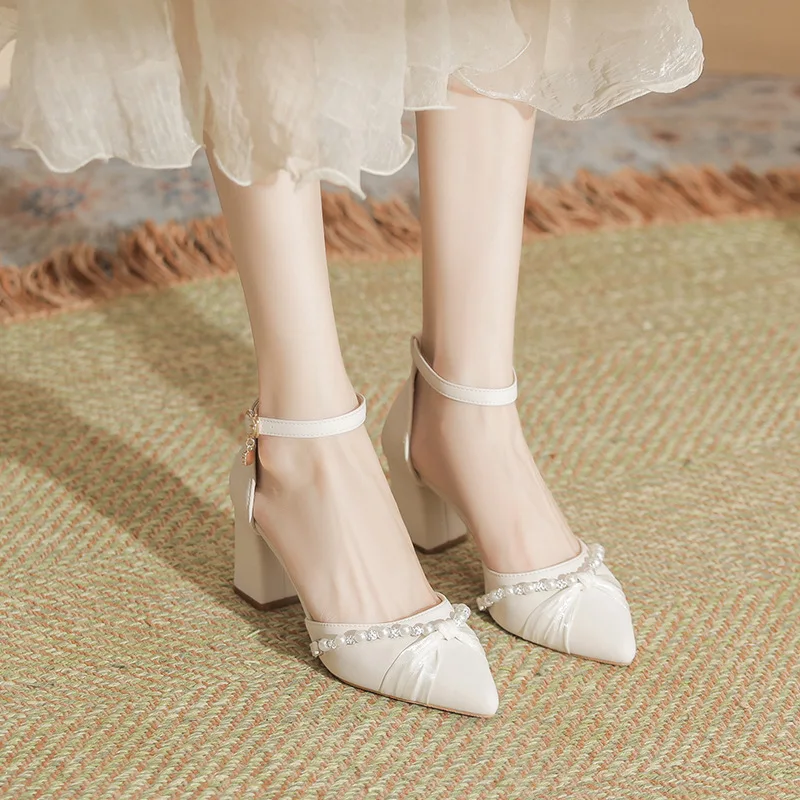 

Женские туфли-лодочки 2026 с абрикосовыми жемчужинами, на ремешке, с острым носком, на блочном каблуке (5-7 см), с ремешком на щиколотке, больших размеров, для вечеринок