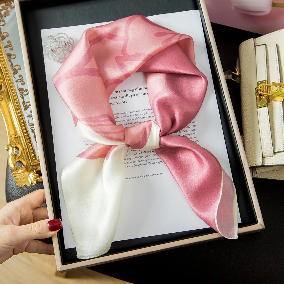 エレガントなシルクスカーフ-レディース-00-マルベリーシルク-2匁-サテン-スクエア-軽量-高級-本物のシルクスカーフ-ギフトバッグ付き