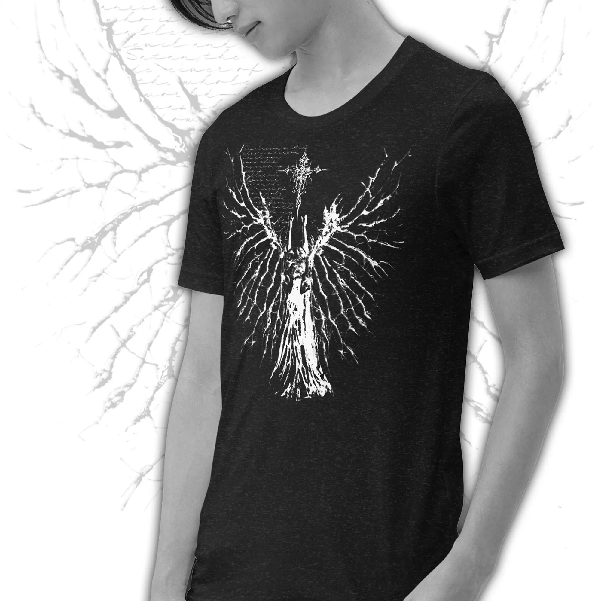 تي شيرت Gothic Fallen Angel للجنسين - تي شيرت برسومات بديلة للكتاب الداكن باللون الأسود المنقط - Ravens Crypt