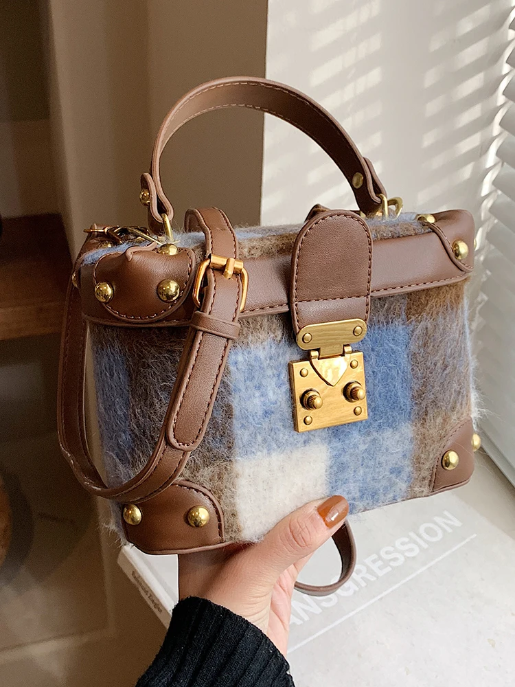 2023 Autumn/Winter New Woolen Crossbody Bag Light Luxury Retro Unique Lock Buckle Water Bucket Bag Elegant Ladies Underarm Bags