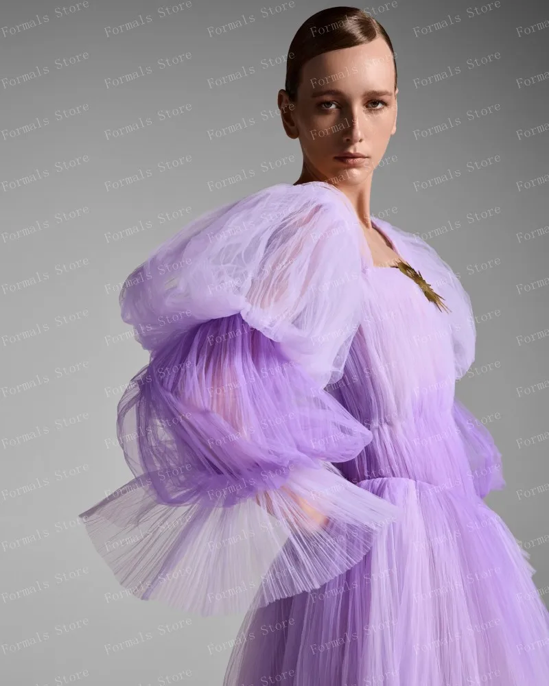 ชุดลาเวนเดอร์พร้อมแขนพองและกระโปรงหลายชั้นมีจีบที่ซับซ้อนและผ้าพลิ้วไหว เข็มกลัดสีทองประดับหน้าอก Enhanci