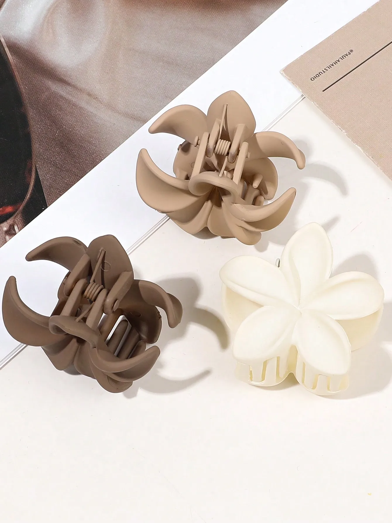 4 Stück mehrfarbige Blumen-Haarklammern für Frauen und Mädchen, rutschfest, niedlich, modisch, Haarschmuck, kleine Haarnadel, Krabben-Haarspange-Stil – Detail 2