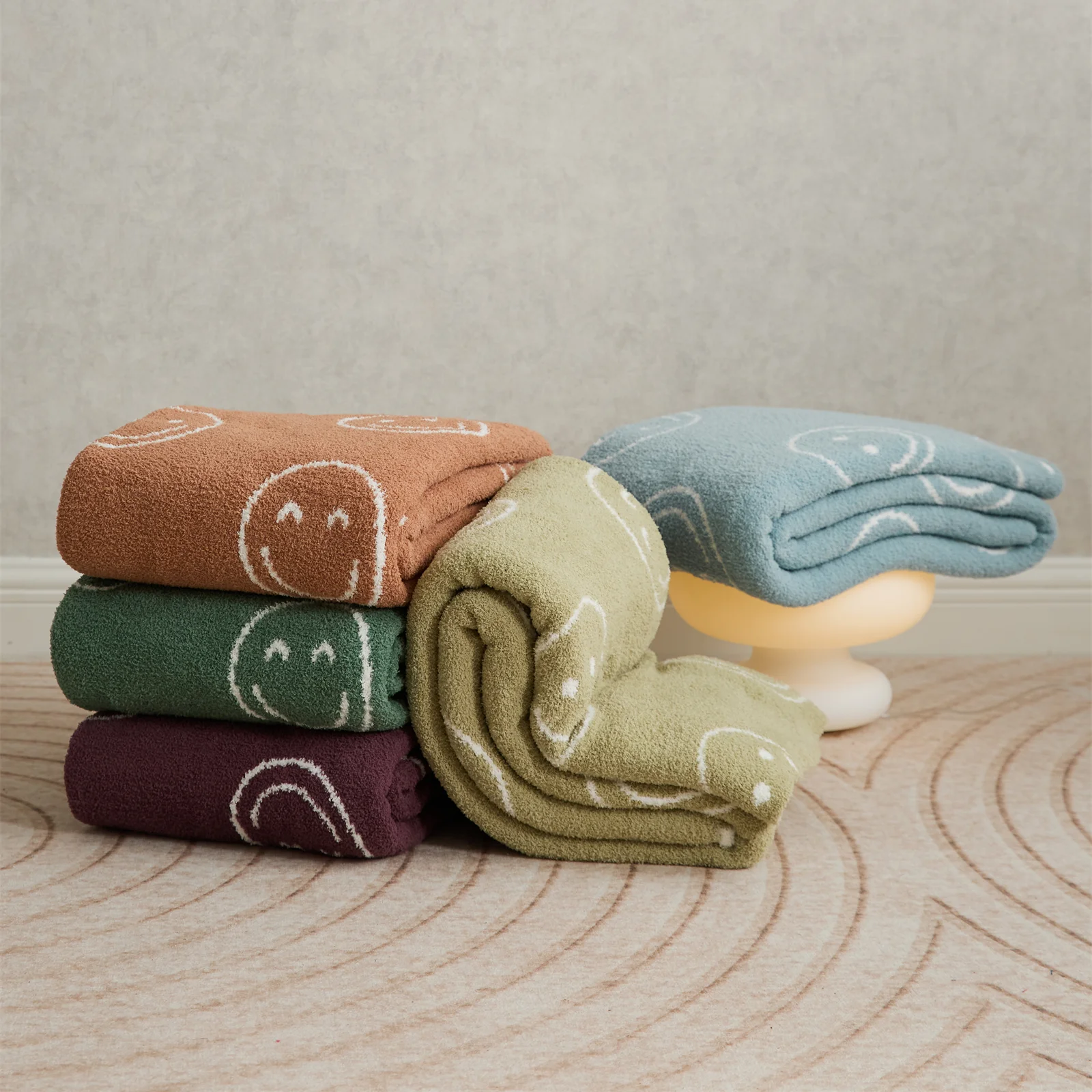 Manta de diseño de cara sonriente de marca REGINA, manta de punto de microfibra suave y acogedora, elegante, para sofá cama, TV