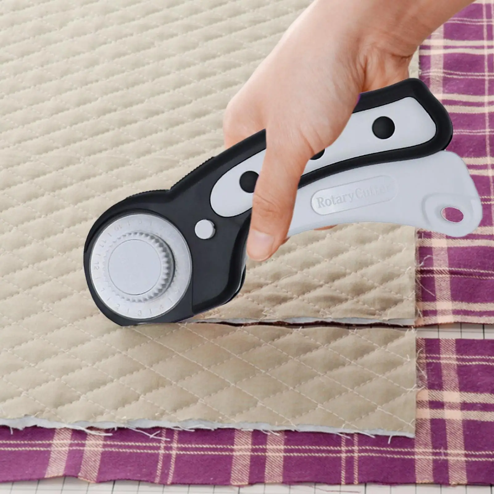 قاطع دوار للنسيج 45 مللي متر قاطع قماش دوار للمواد السميكة أداة خياطة اللحف مع قفل أمان لوازم الخياطة الصغيرة لـ