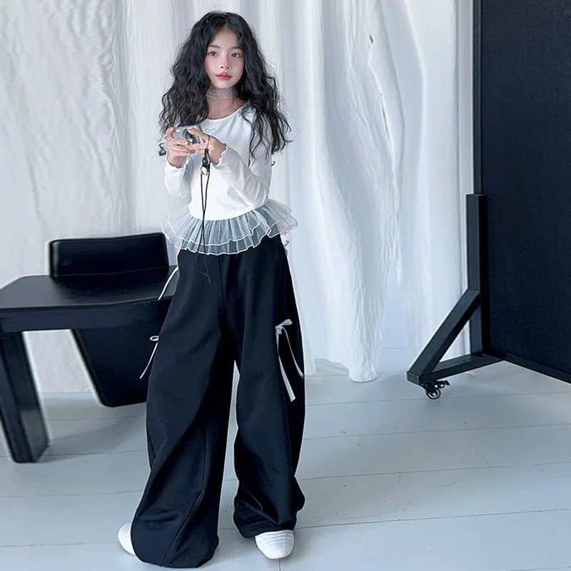 

Комплект детской одежды для девочек-подростков: стильный костюм из 2 предметов (белая футболка с рюшами и длинными рукавами + свободные брюки) для весны и осени