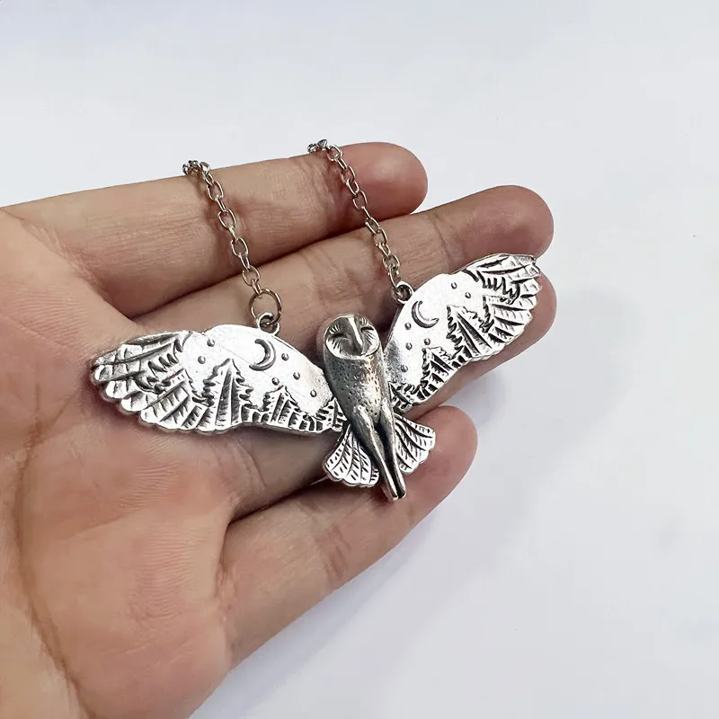 Hip-Hop Punk Silberfarbene Eule Halbmond Wald Relief Anhänger Halskette für Damen und Herren Retro Exquisiter Schmuck Accessoire Geschenk