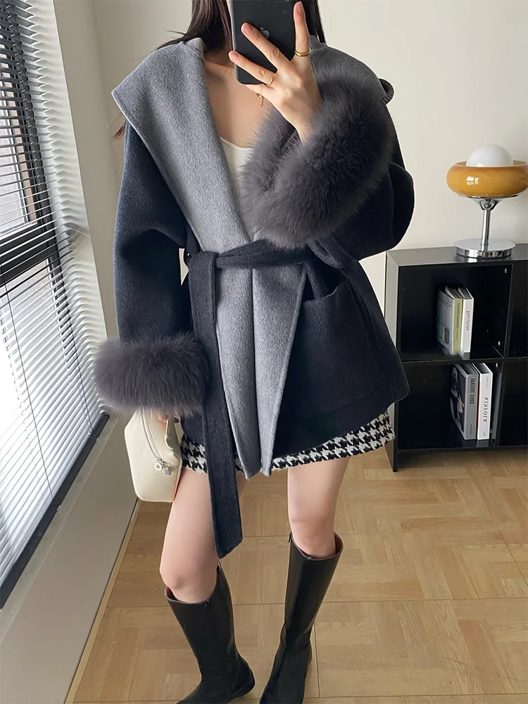 เสื้อโค้ทผู้หญิงฤดูใบไม้ร่วงฤดูหนาวปี 2025 ผ้าแคชเมียร์ผสมขนสัตว์แท้ แต่งปลายแขนด้วยขนจิ้งจอกธรรมชาติ พร้อมเข็มขัด ทรงเข้ารูป เสื้อคลุมสำหรับผู้หญิง