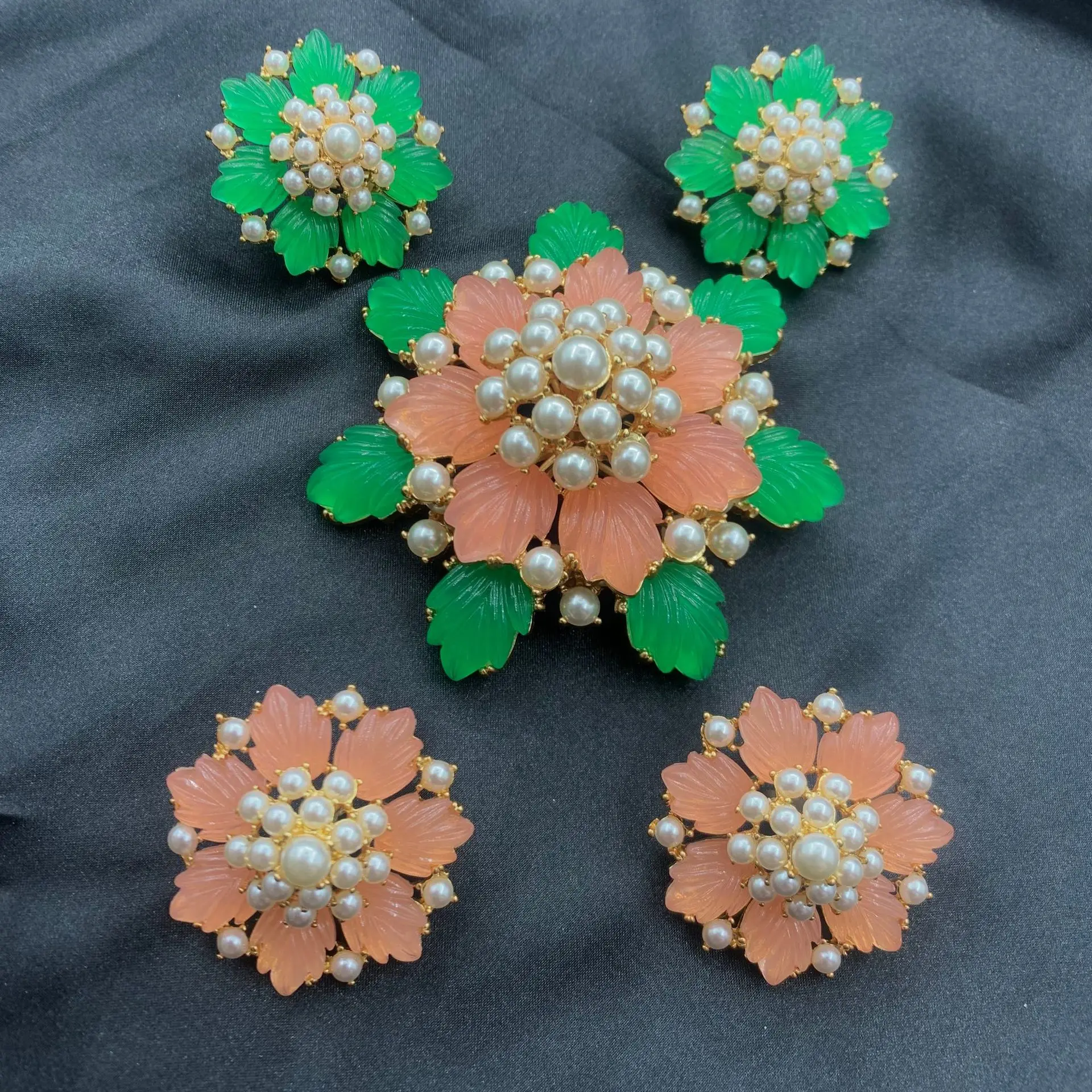 

Medieval Vintage Heavy Industry Fashion Personality Jadeite Green Relief Flower High Sense Retro Versatile Ear Clip Brooch
